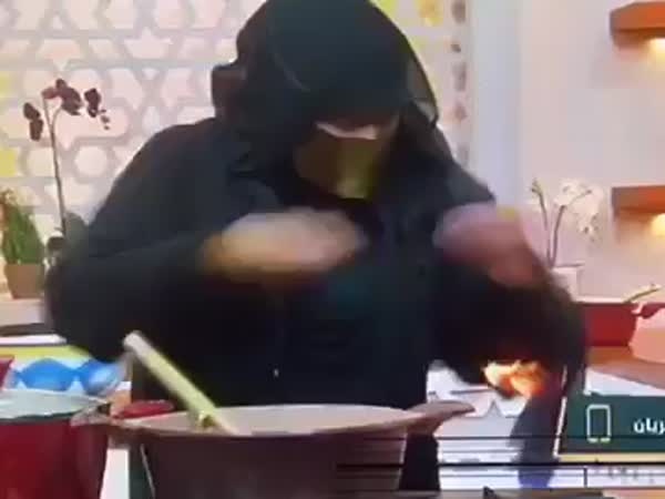 بالفيديو .. النيران تمسك في ملابس مقدمة برنامج طهي