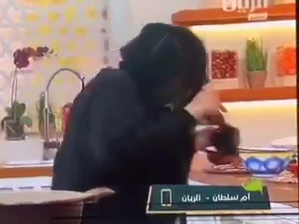 بالفيديو .. النيران تمسك في ملابس مقدمة برنامج طهي