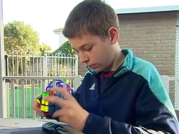 يحل مكعب روبيك في 13 ثانية فقط .. ويبلغ من العمر 11 عامًا .. فيديو