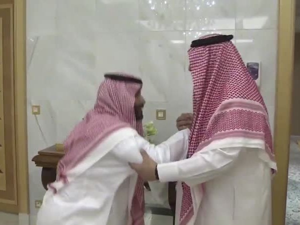 بالفيديو .. الأمير محمد بن نايف يهنئ الأمير محمد بن سلمان