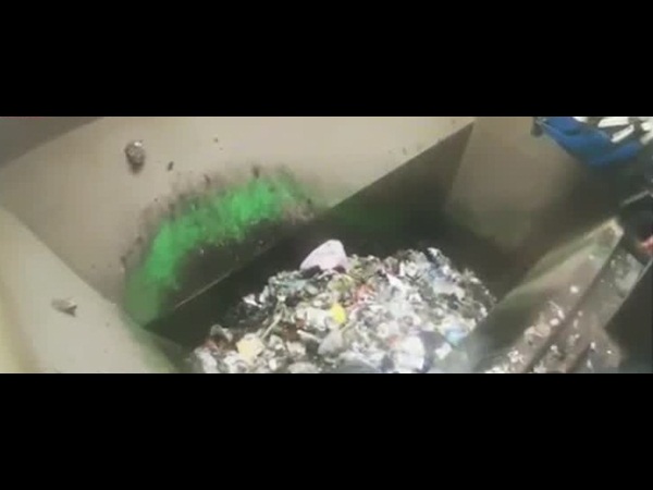 عامل نظافة يُدفن حيًا تحت القمامة .. فيديو