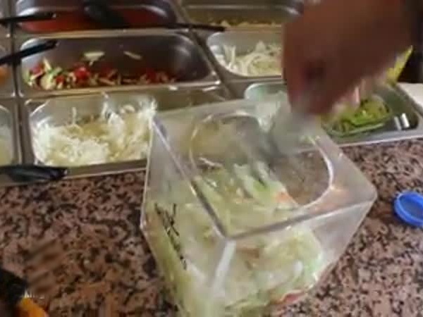 شيشة وشاورما في نفس الوقت .. شاهدوا هذا الاختراع بالفيديو