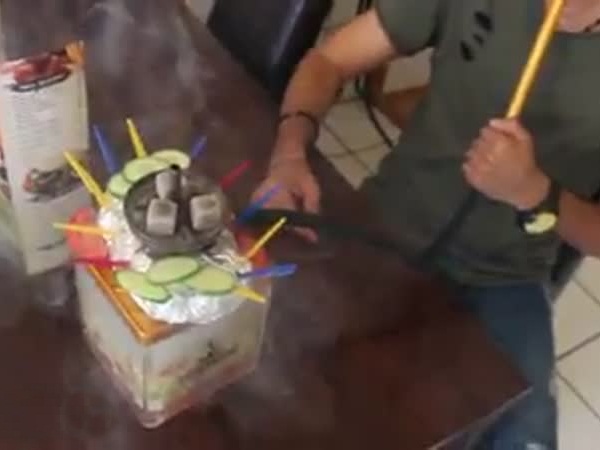 شيشة وشاورما في نفس الوقت .. شاهدوا هذا الاختراع بالفيديو