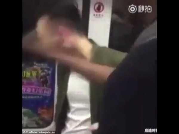 شاهد رد فعله العنيف على إهانته له