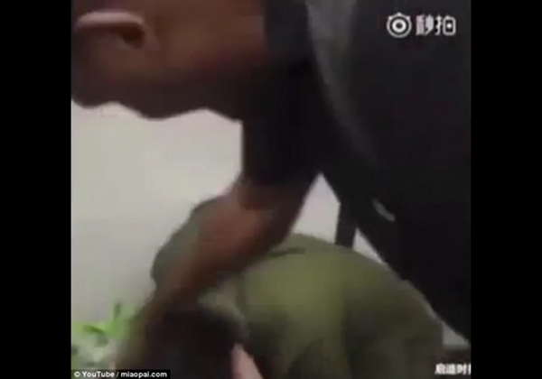 شاهد رد فعله العنيف على إهانته له