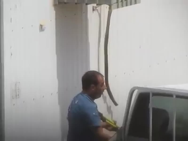 شاهد توثيق عملية سرقة لمكيف من أحد مساجد الرياض