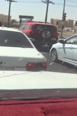 استغاثة بالأصابع من حقيبة إحدى السيارات