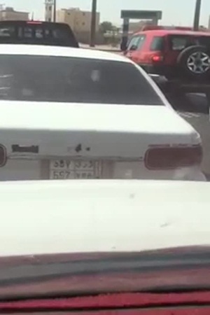 استغاثة بالأصابع من حقيبة إحدى السيارات