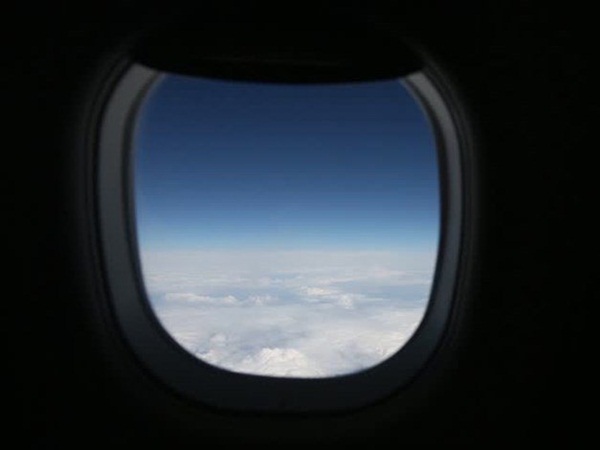 رجل ينشر صورة مقلقة من داخل إحدى الطائرات