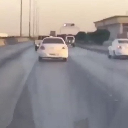 شاهد عناد سائقين يتسبب في حادث على مدخل نفق بالمملكة