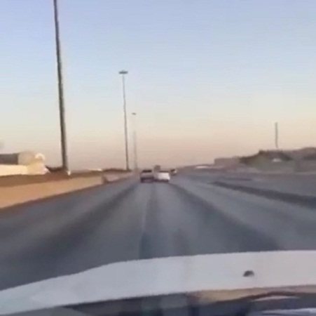 شاهد عناد سائقين يتسبب في حادث على مدخل نفق بالمملكة