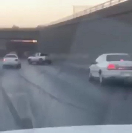 شاهد عناد سائقين يتسبب في حادث على مدخل نفق بالمملكة