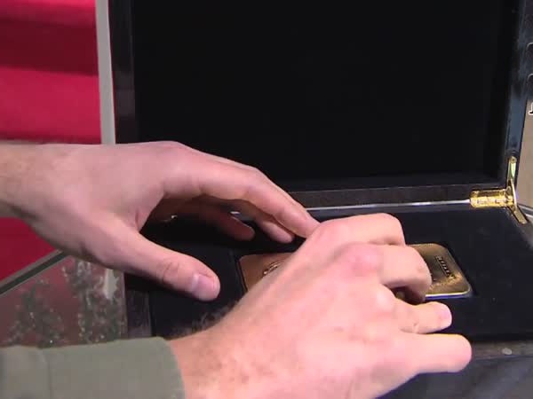روسيا تغازل ترامب بهاتف آيفون 7 .. فيديو