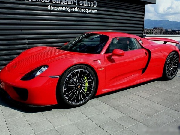 وجد سيارة واقفة أمام مرآب مسكنه .. شاهد ماذا فعل