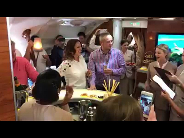 بالفيديو .. طلب غريب على ارتفاع 12 كيلومترًا في الهواء