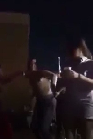 القبض على فتيات وشباب بالمملكة ظهروا في فيديو فاضح على الإنترنت .. فيديو