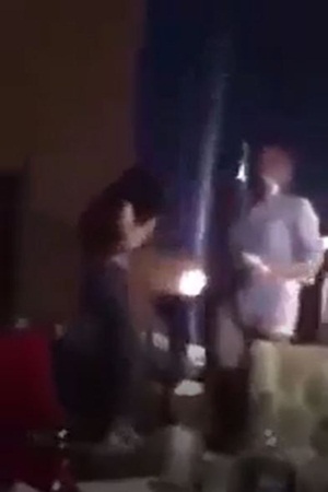 القبض على فتيات وشباب بالمملكة ظهروا في فيديو فاضح على الإنترنت .. فيديو