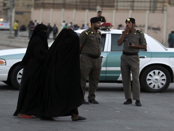الظهور الأول للنساء في نقاط تفتيش السيارات بالسعودية
