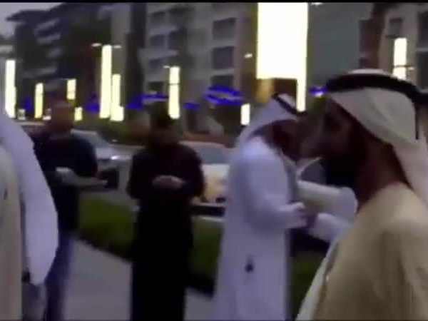 شاهد حاكم دبي وكيف تعامل مع إشارات المرور