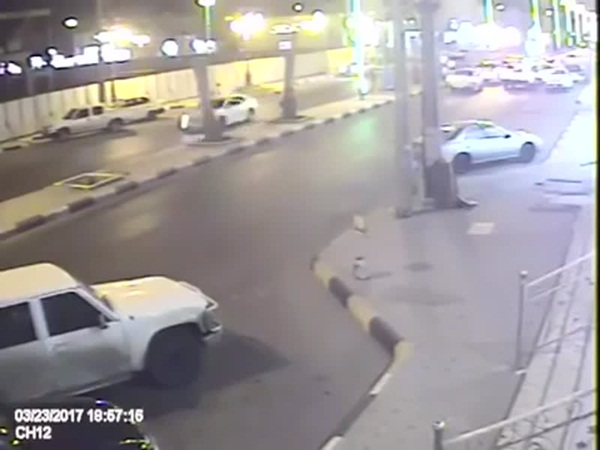 شاهد لحظة نجاة أحد الأشخاص من الدهس