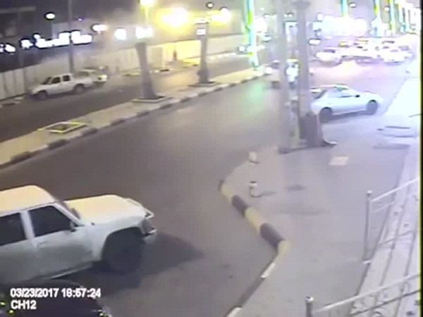 شاهد لحظة نجاة أحد الأشخاص من الدهس