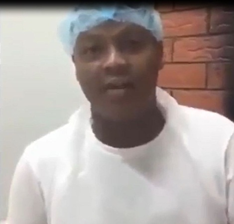 شاب سعودي يعمل خبازًا في المملكة