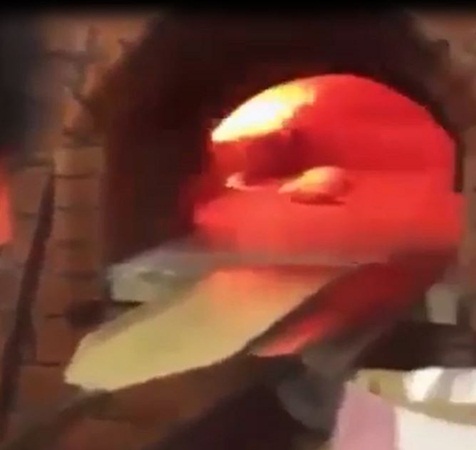 شاب سعودي يعمل خبازًا في المملكة