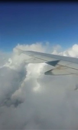 شاهد لحظات الرعب بين مسافرين على متن طائرة سعودية