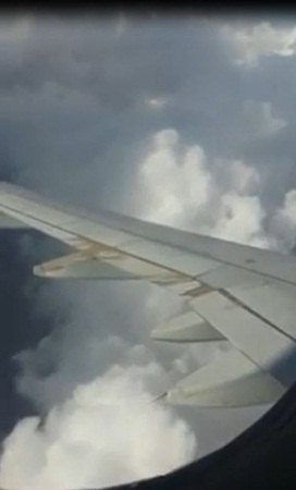 شاهد لحظات الرعب بين مسافرين على متن طائرة سعودية