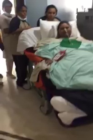 لأول مرة بالفيديو .. المصرية إيمان تجلس على كرسي متحرك