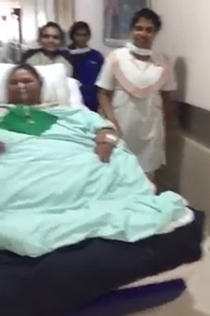 لأول مرة بالفيديو .. المصرية إيمان تجلس على كرسي متحرك