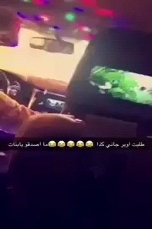 بالفيديو .. سائق أجرة يدخن الشيشة أثناء القيادة