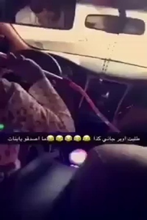 بالفيديو .. سائق أجرة يدخن الشيشة أثناء القيادة