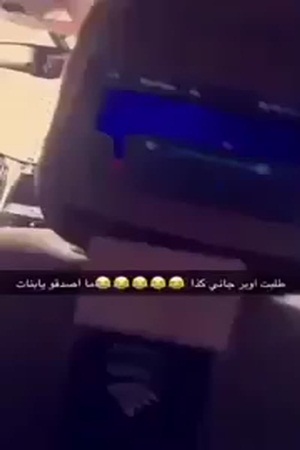 بالفيديو .. سائق أجرة يدخن الشيشة أثناء القيادة