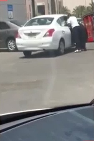 بالفيديو .. يعتدي على زوجته بالضرب والركلات أمام المارة