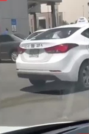 بالفيديو .. يعتدي على زوجته بالضرب والركلات أمام المارة