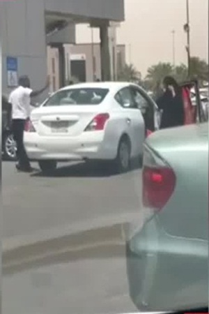بالفيديو .. يعتدي على زوجته بالضرب والركلات أمام المارة