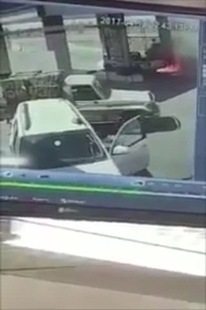 كاد أن يتسبب في انفجار محطة وقود .. فيديو