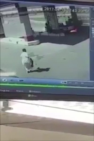 كاد أن يتسبب في انفجار محطة وقود .. فيديو