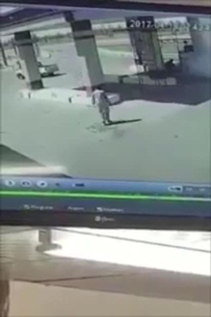 كاد أن يتسبب في انفجار محطة وقود .. فيديو