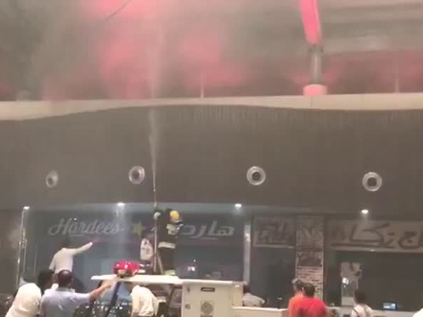 اندلاع حريق ضخم في مركز صحارى بالشارقة .. فيديو
