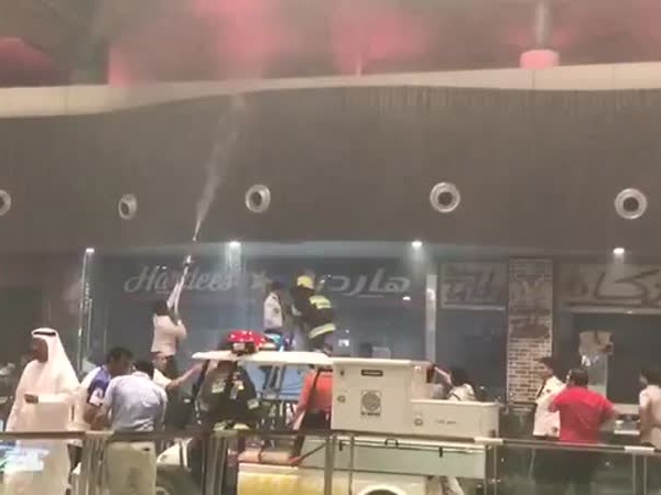 اندلاع حريق ضخم في مركز صحارى بالشارقة .. فيديو