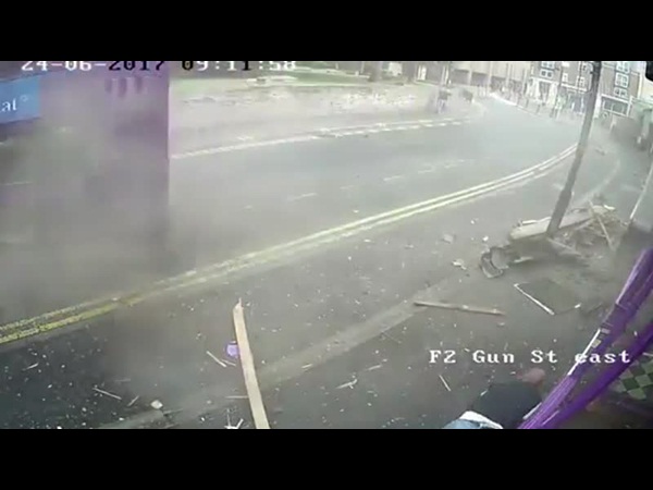 صدمته حافلة فقام ووقف على قدميه .. فيديو