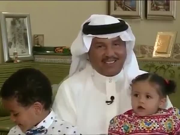شاهد موقف طريف لابنة محمد عبده .. تغني بعفوية