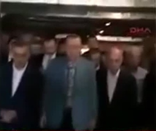 بالفيديو .. فقدان أردوغان للوعي أثناء صلاة العيد