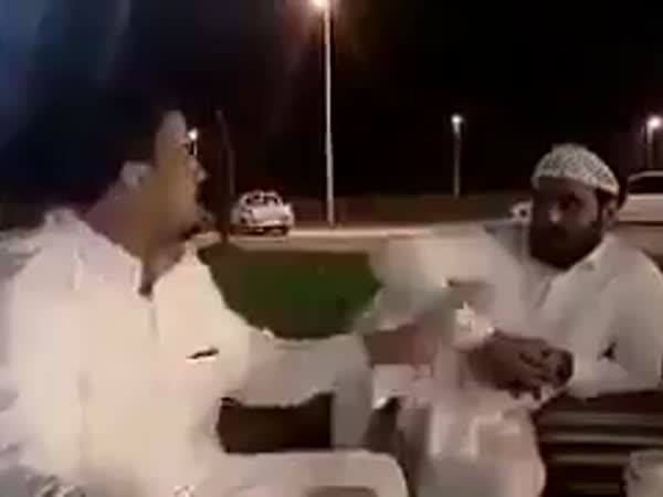 سعودي يتفاخر بضربه لمقيم في فيديو منتشر