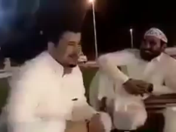 سعودي يتفاخر بضربه لمقيم في فيديو منتشر