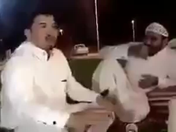 سعودي يتفاخر بضربه لمقيم في فيديو منتشر
