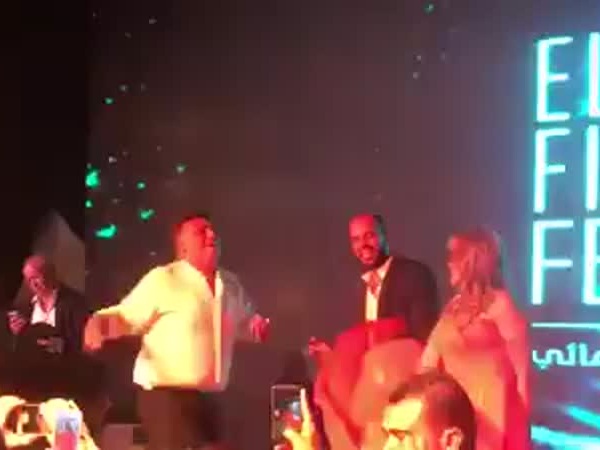 مقطع غنائي يجتاح الإنترنت .. تعرف على السبب