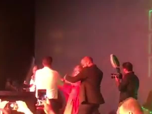 مقطع غنائي يجتاح الإنترنت .. تعرف على السبب